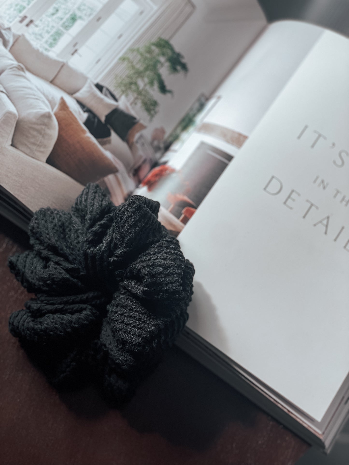 BLACK | Wave Ribbed Scrunchie