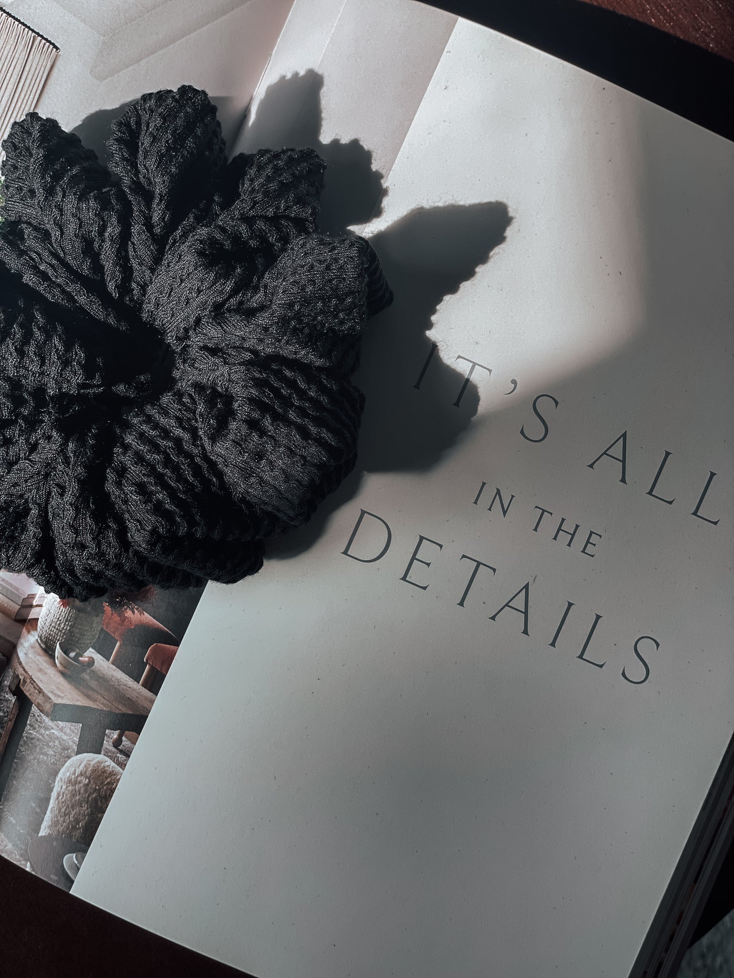 BLACK | Wave Ribbed Scrunchie