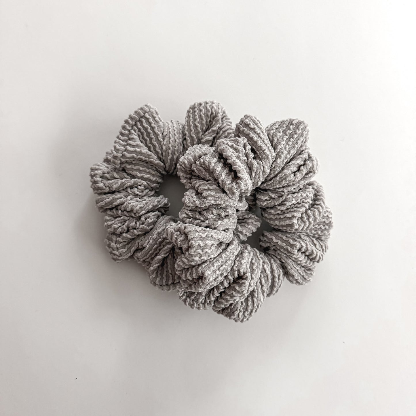 DUSTY SILVER | Wave Ribbed Scrunchie