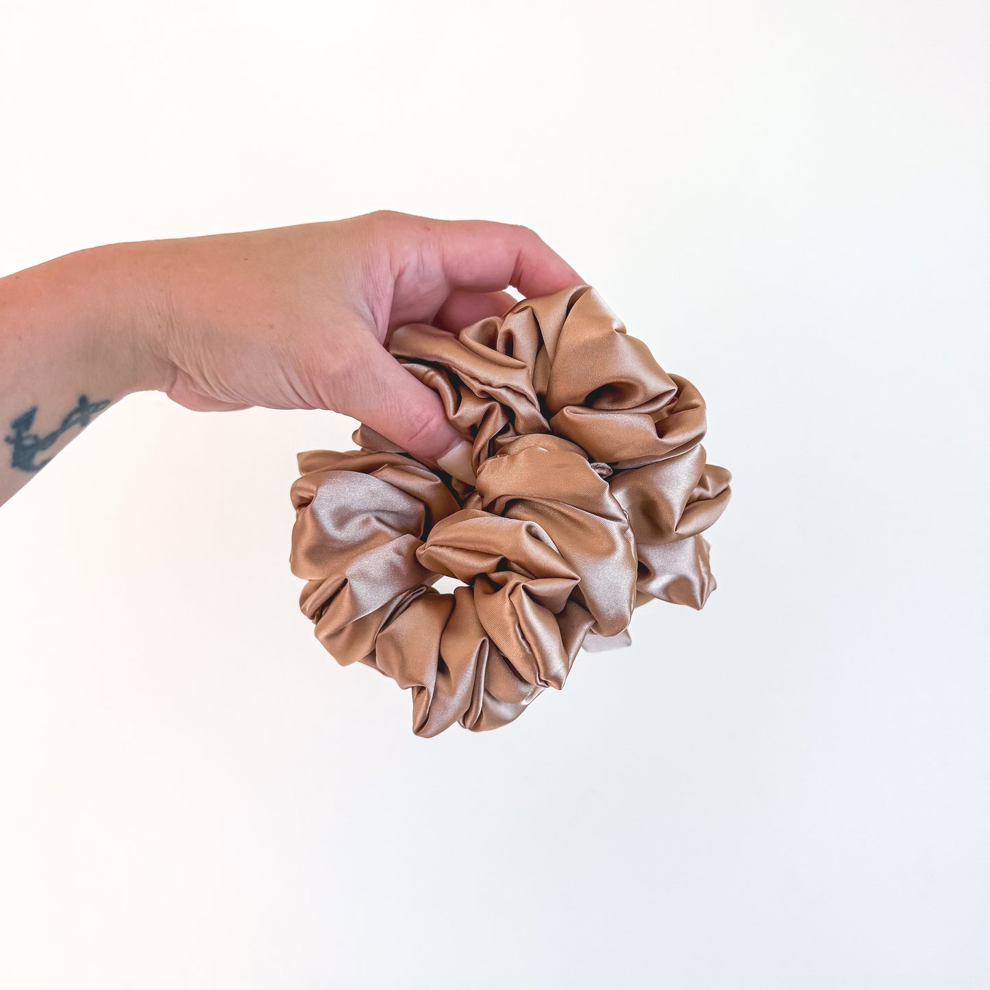 MYSTIC BEIGE SATIN | Scrunchie