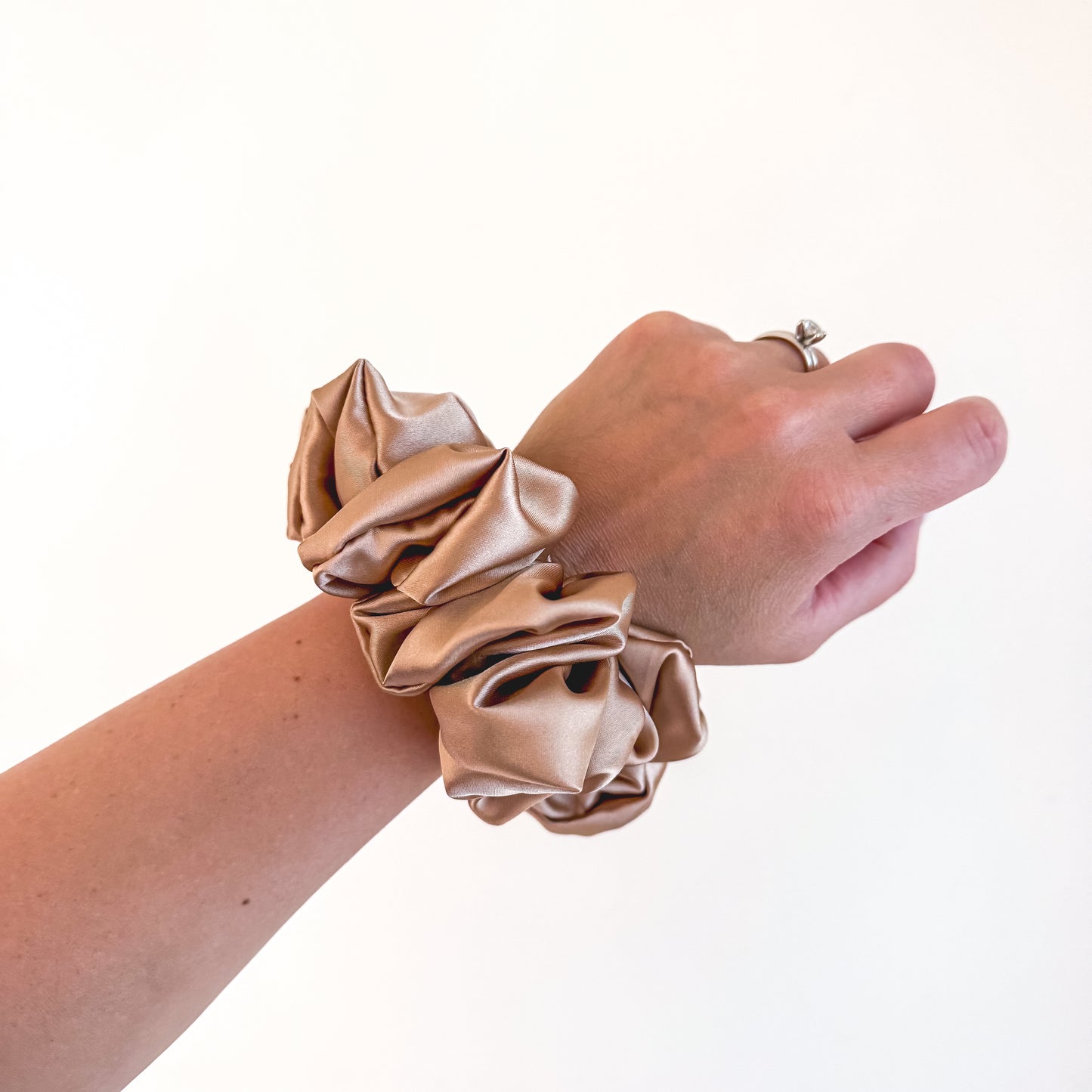MYSTIC BEIGE SATIN | Scrunchie