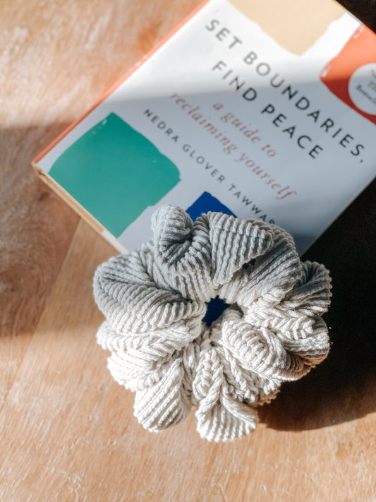 DUSTY SILVER | Wave Ribbed Scrunchie