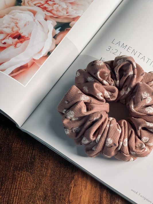 DAINTY MOCHA FLORAL | Classic Rib Scrunchie